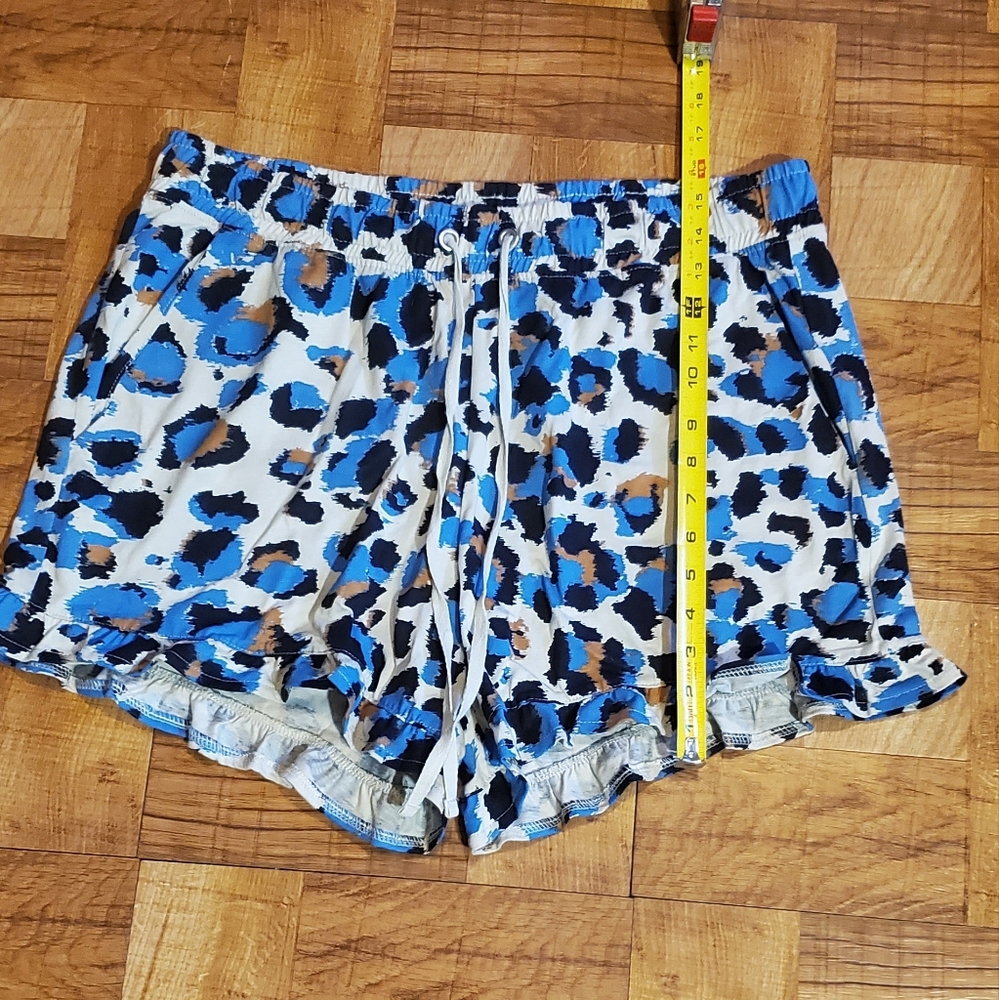 Shorts - Picture 2 of 5